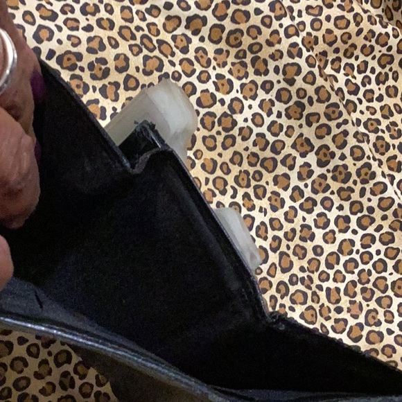 Very nice like new soft leather Black Kenneth Cole men’s wallet w picture area. - Picture 7 of 7